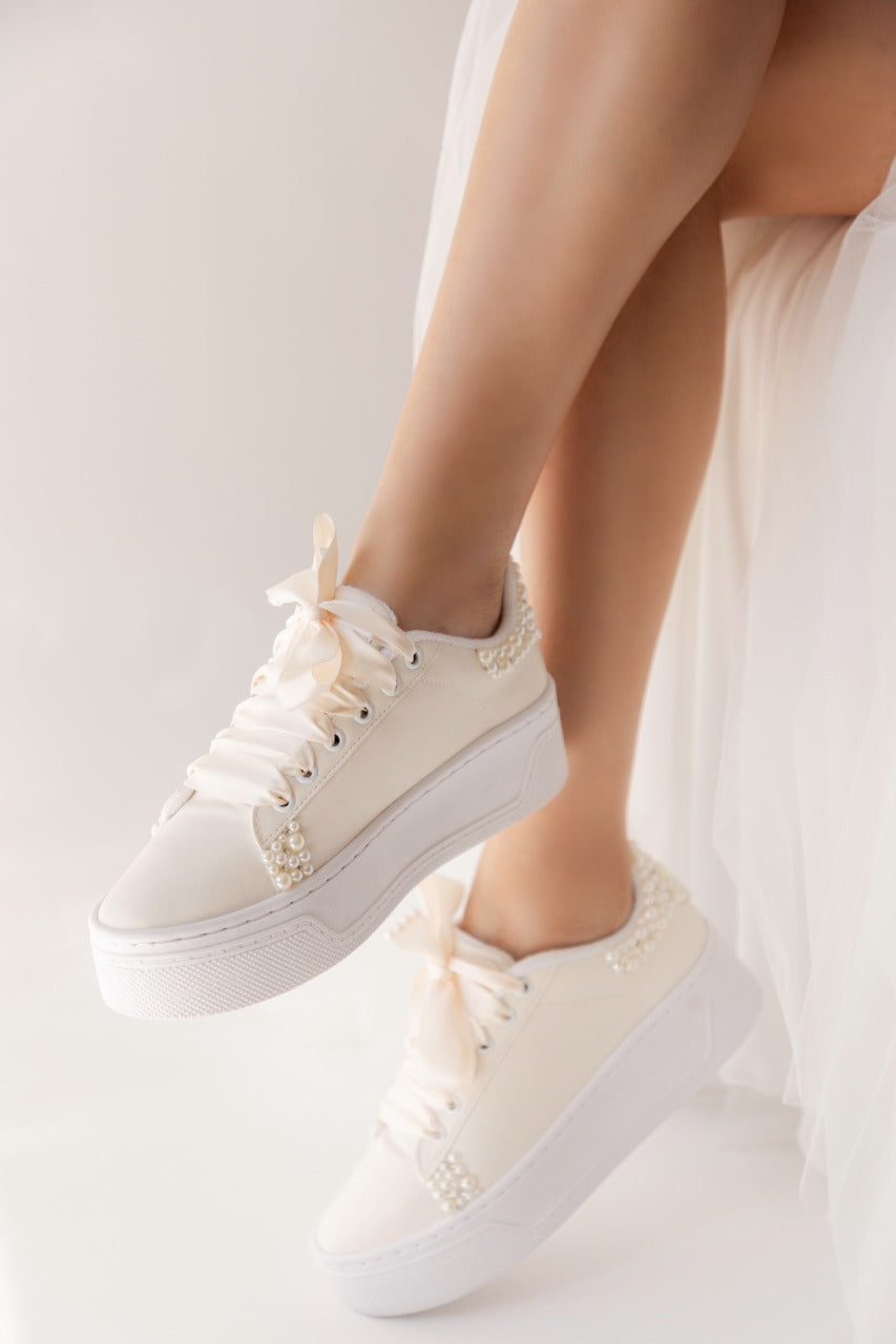 Tenis para novia de suela ancha con decoracion de perlas en costados y parte de atras 