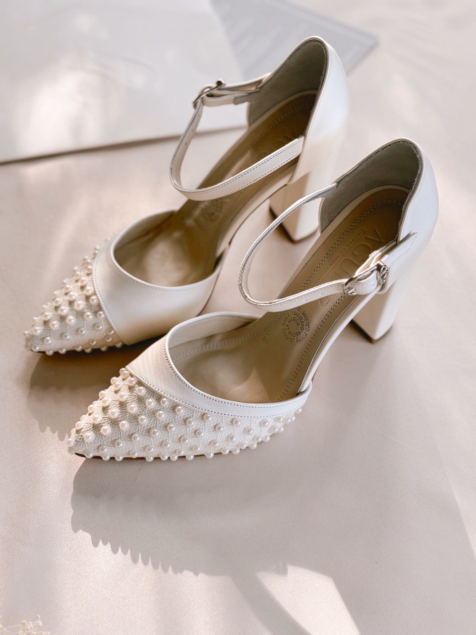 Stiletto de novia con tacon grueso y aplicacion de perlas en parte del frente, con correa para ajustar en color ivory