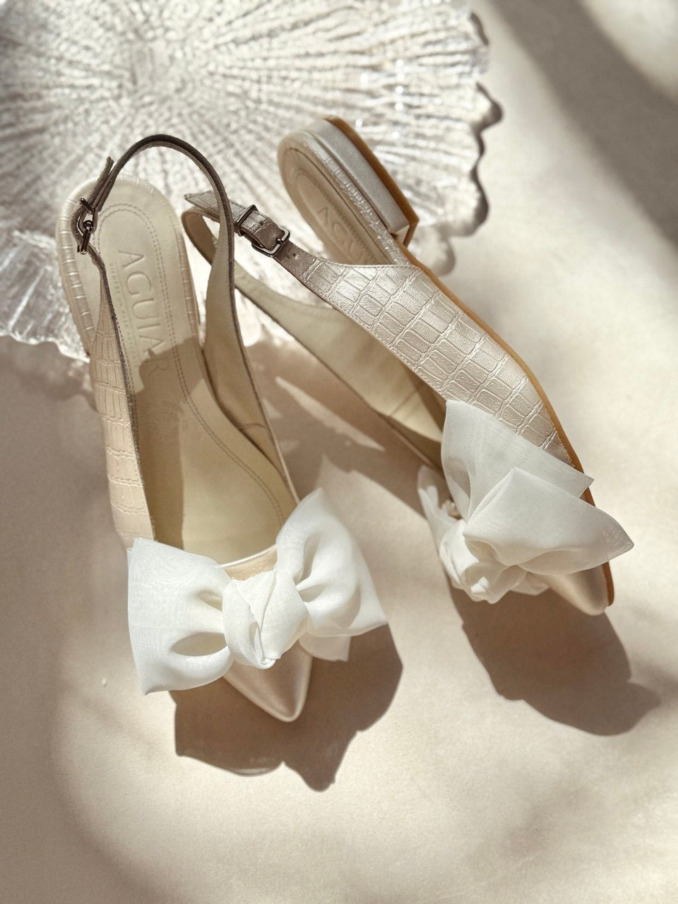 Flat de punta aguda destalonado con moño de organza nacar