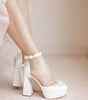 Zapatillas de novia con un tacón ancho y una correa gruesa, decoradas con cristal austriaco y perla bordada en su parte delantera y trasera.