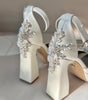 Zapatillas de novia con un tacón ancho y una correa gruesa, decoradas con cristal austriaco y perla bordada en su parte delantera y trasera.