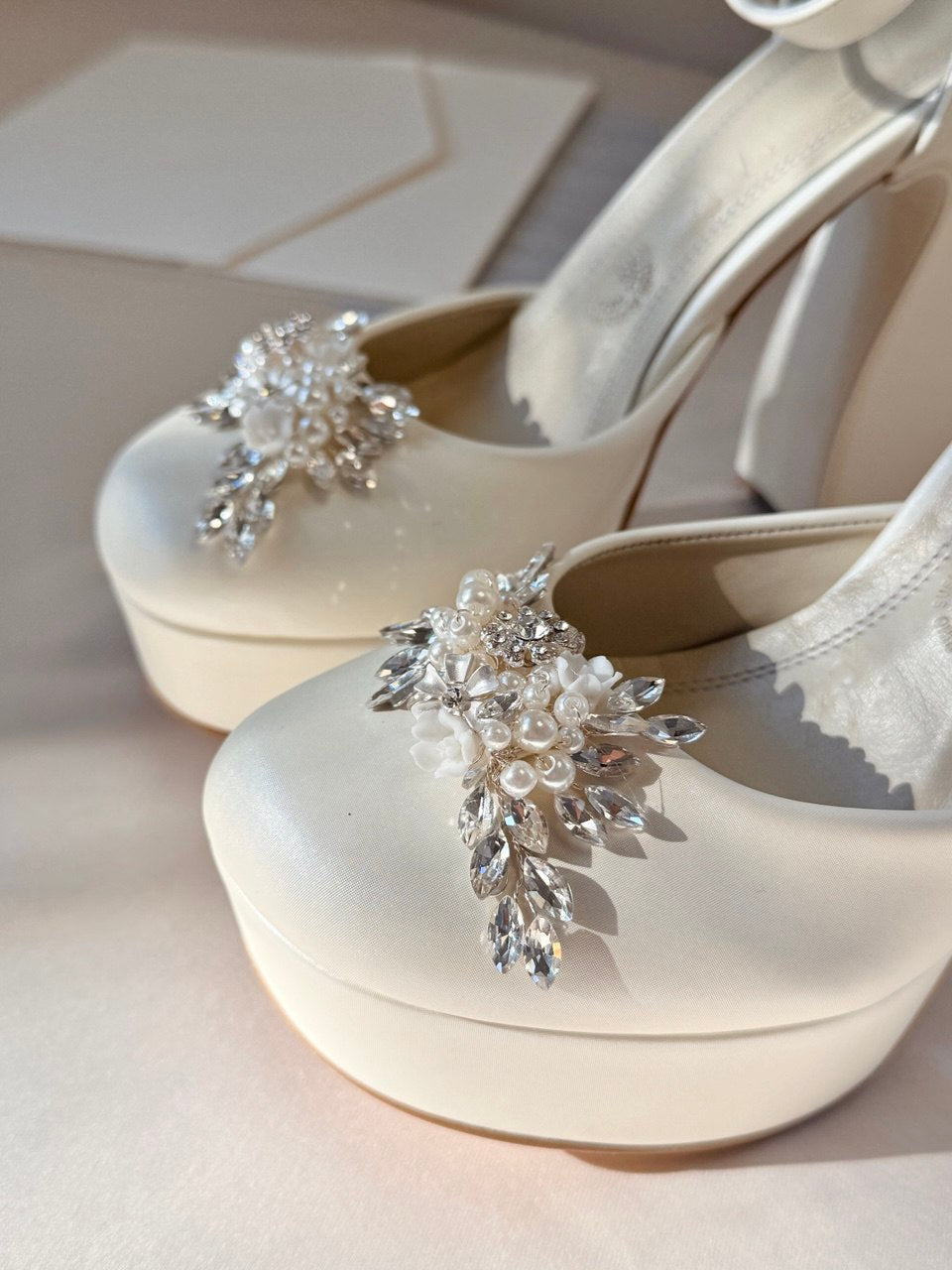 Zapatillas de novia con un tacón ancho y una correa gruesa, decoradas con cristal austriaco y perla bordada en su parte delantera y trasera.