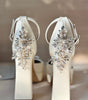 Zapatillas de novia con un tacón ancho y una correa gruesa, decoradas con cristal austriaco y perla bordada en su parte delantera y trasera.