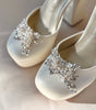 Zapatillas de novia con un tacón ancho y una correa gruesa, decoradas con cristal austriaco y perla bordada en su parte delantera y trasera.