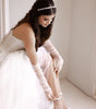 Zapatillas de novia con un tacón ancho y una correa gruesa, decoradas con cristal austriaco y perla bordada en su parte delantera y trasera.