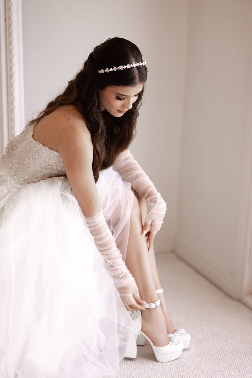 Zapatillas de novia con un tacón ancho y una correa gruesa, decoradas con cristal austriaco y perla bordada en su parte delantera y trasera.