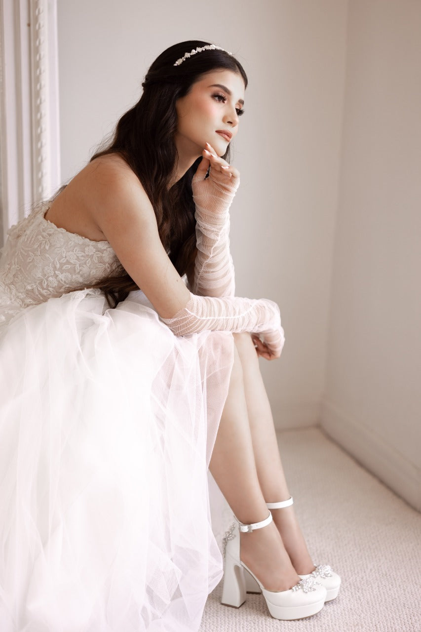Zapatillas de novia con un tacón ancho y una correa gruesa, decoradas con cristal austriaco y perla bordada en su parte delantera y trasera.