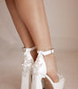 Zapatillas de novia con un tacón ancho y una correa gruesa, decoradas con cristal austriaco y perla bordada en su parte delantera y trasera.