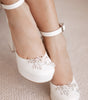 Zapatillas de novia con un tacón ancho y una correa gruesa, decoradas con cristal austriaco y perla bordada en su parte delantera y trasera.