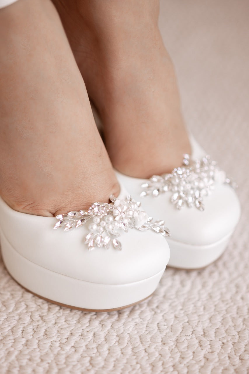 Zapatillas de novia con un tacón ancho y una correa gruesa, decoradas con cristal austriaco y perla bordada en su parte delantera y trasera.