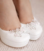 Zapatillas de novia con un tacón ancho y una correa gruesa, decoradas con cristal austriaco y perla bordada en su parte delantera y trasera.