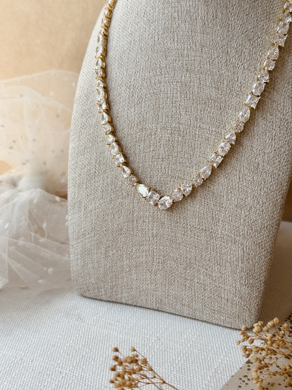 set de collar y aretes en chapa de oro con cristales austriacos