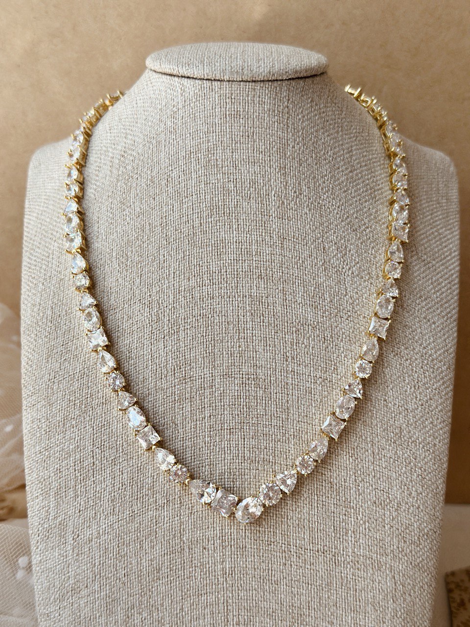 set de collar y aretes en chapa de oro con cristales austriacos