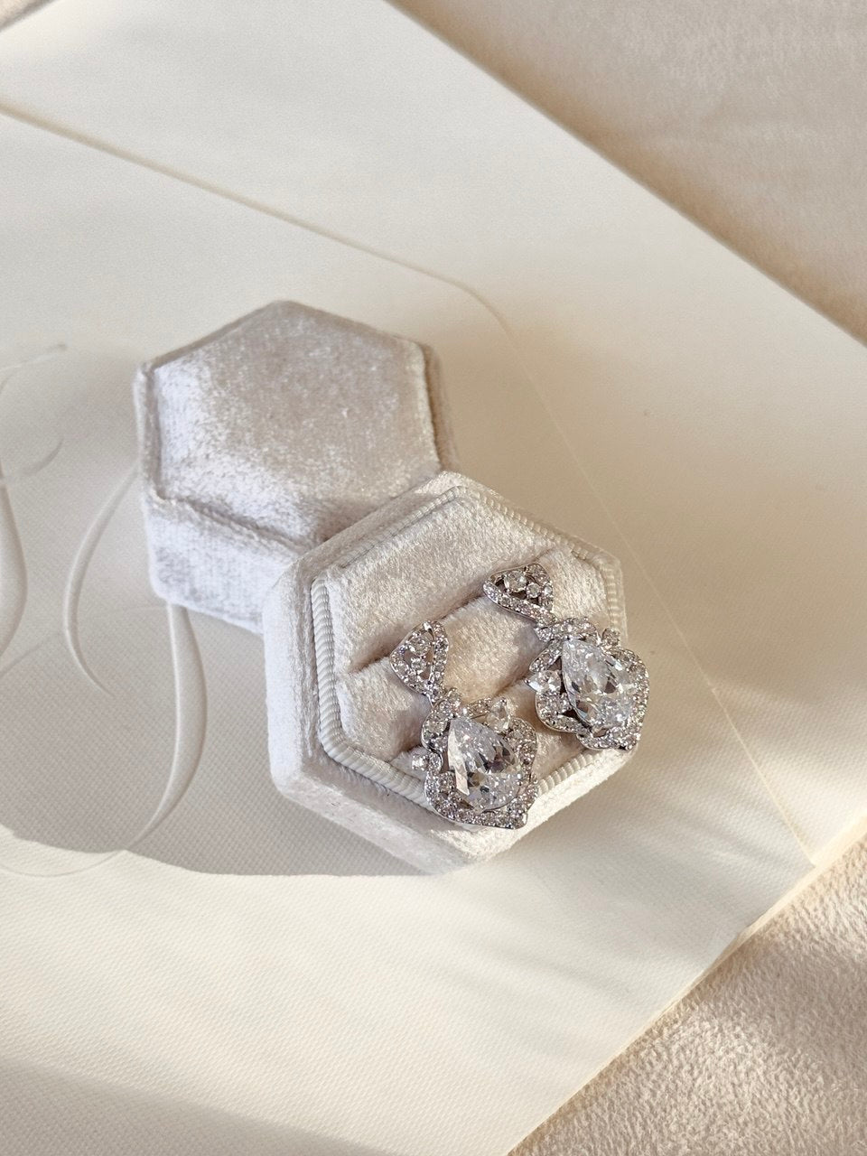 ARETES ER8476
