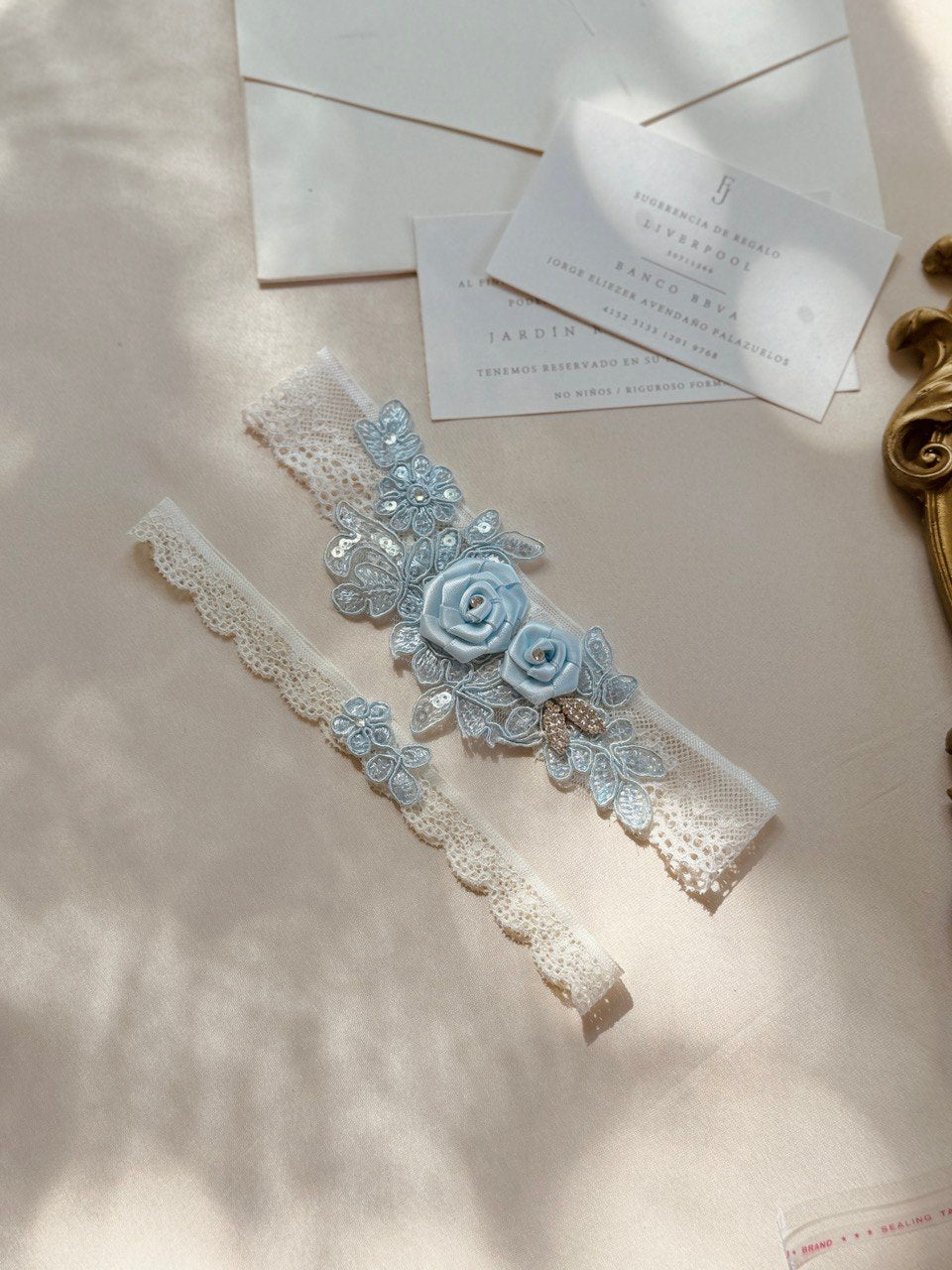 liguero de novia con encaje y flores de organza con cristales austriacos