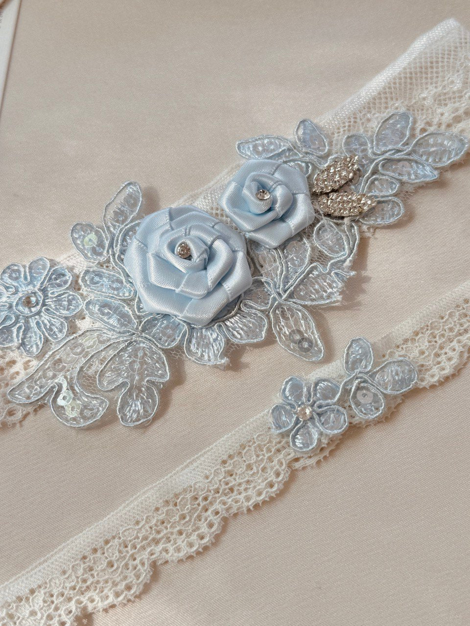 liguero de novia con encaje y flores de organza con cristales austriacos