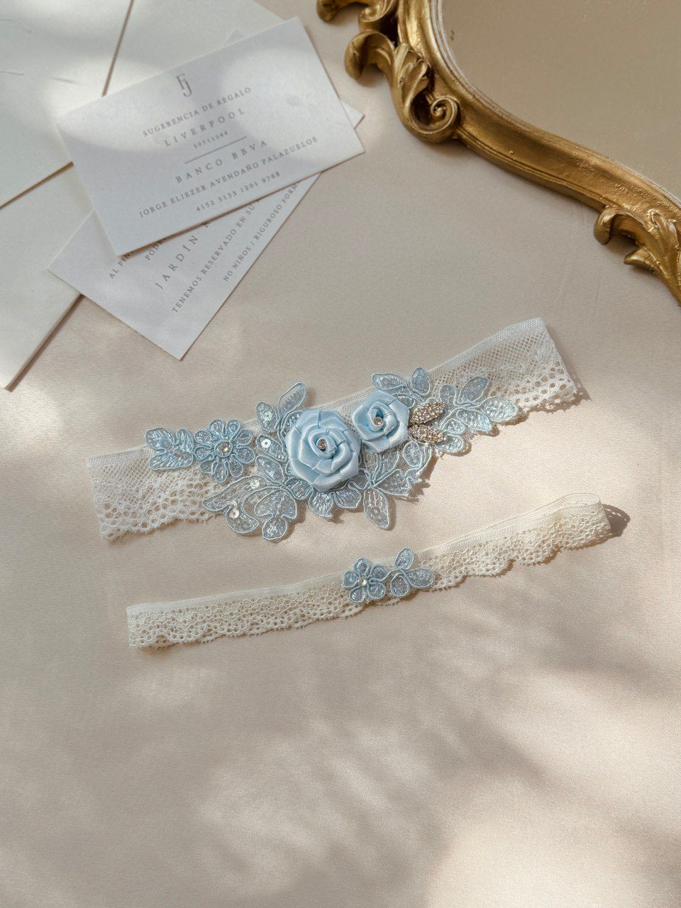 liguero de novia con encaje y flores de organza con cristales austriacos