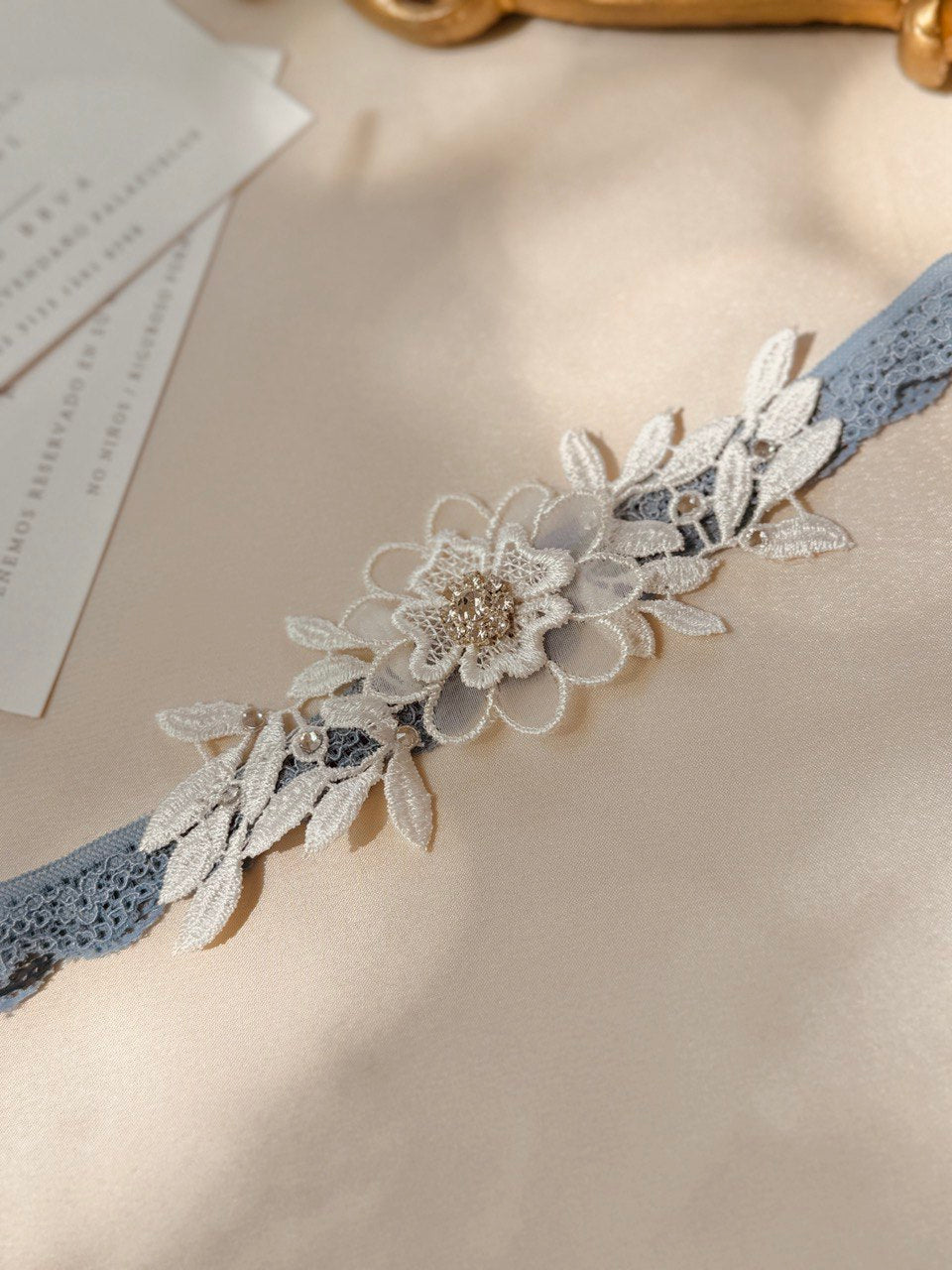 liguero de novia con aplicacion de guipur de flores ivory e incrustacion de cristales austriacos  