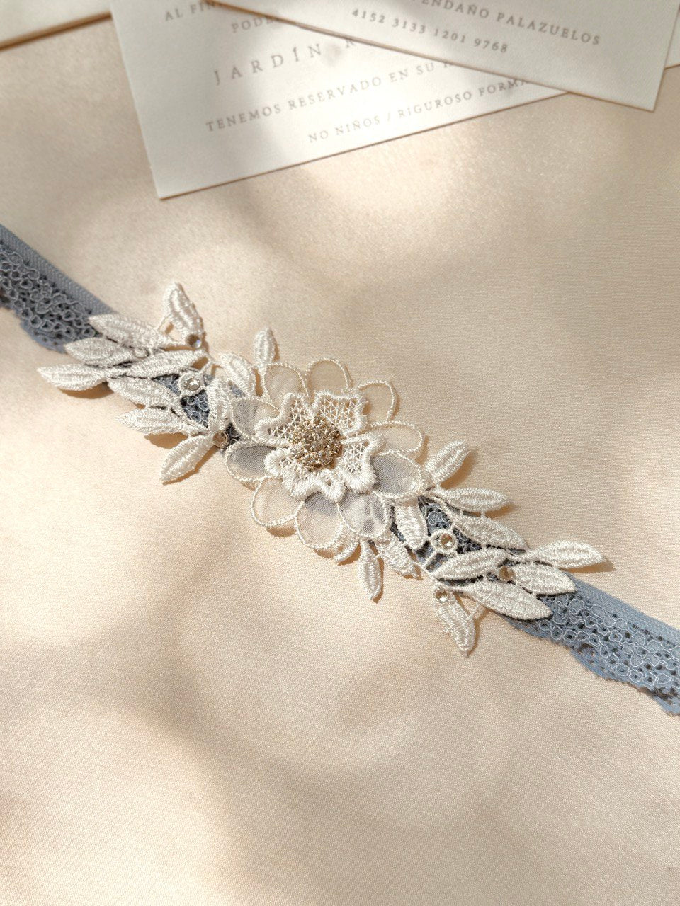 liguero de novia con aplicacion de guipur de flores ivory e incrustacion de cristales austriacos  