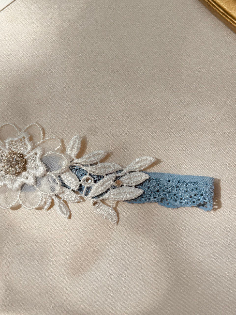 liguero de novia con aplicacion de guipur de flores ivory e incrustacion de cristales austriacos  