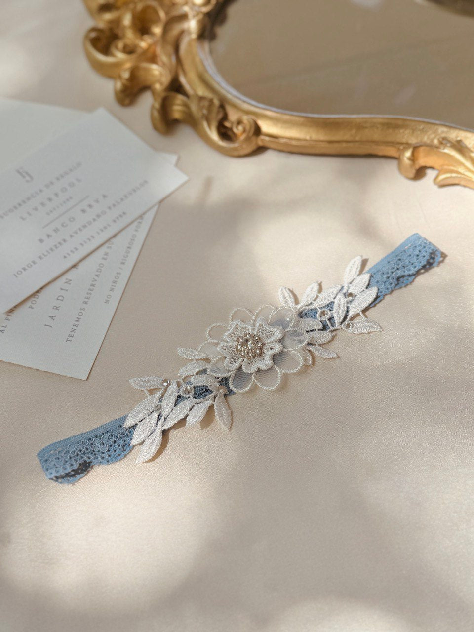 liguero de novia con aplicacion de guipur de flores ivory e incrustacion de cristales austriacos  