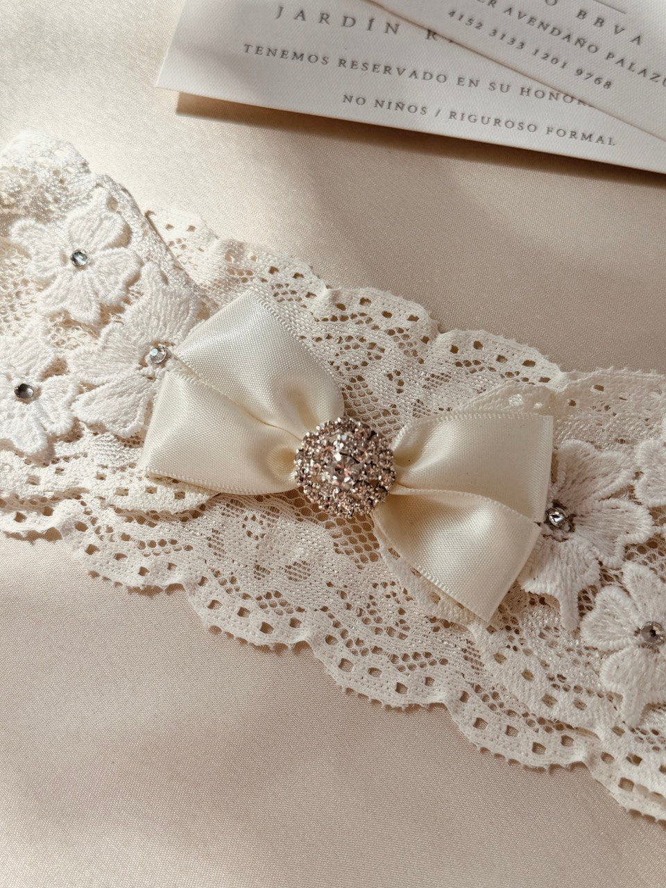 liguero de novia con aplicacion de mono ivory