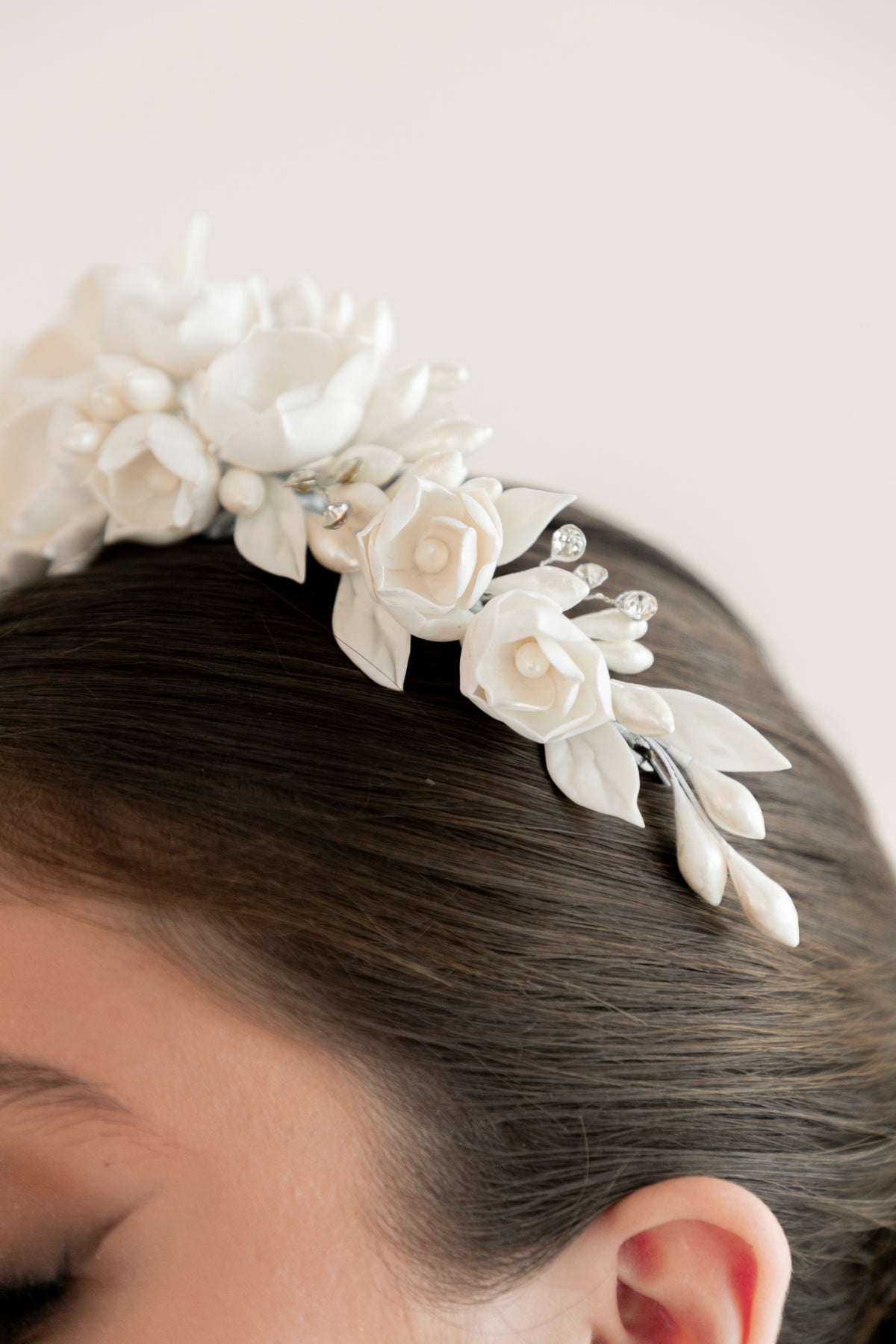 diadema mora ivory con flores de  pasta francesa y azahares 
bridal hairstyle headband 