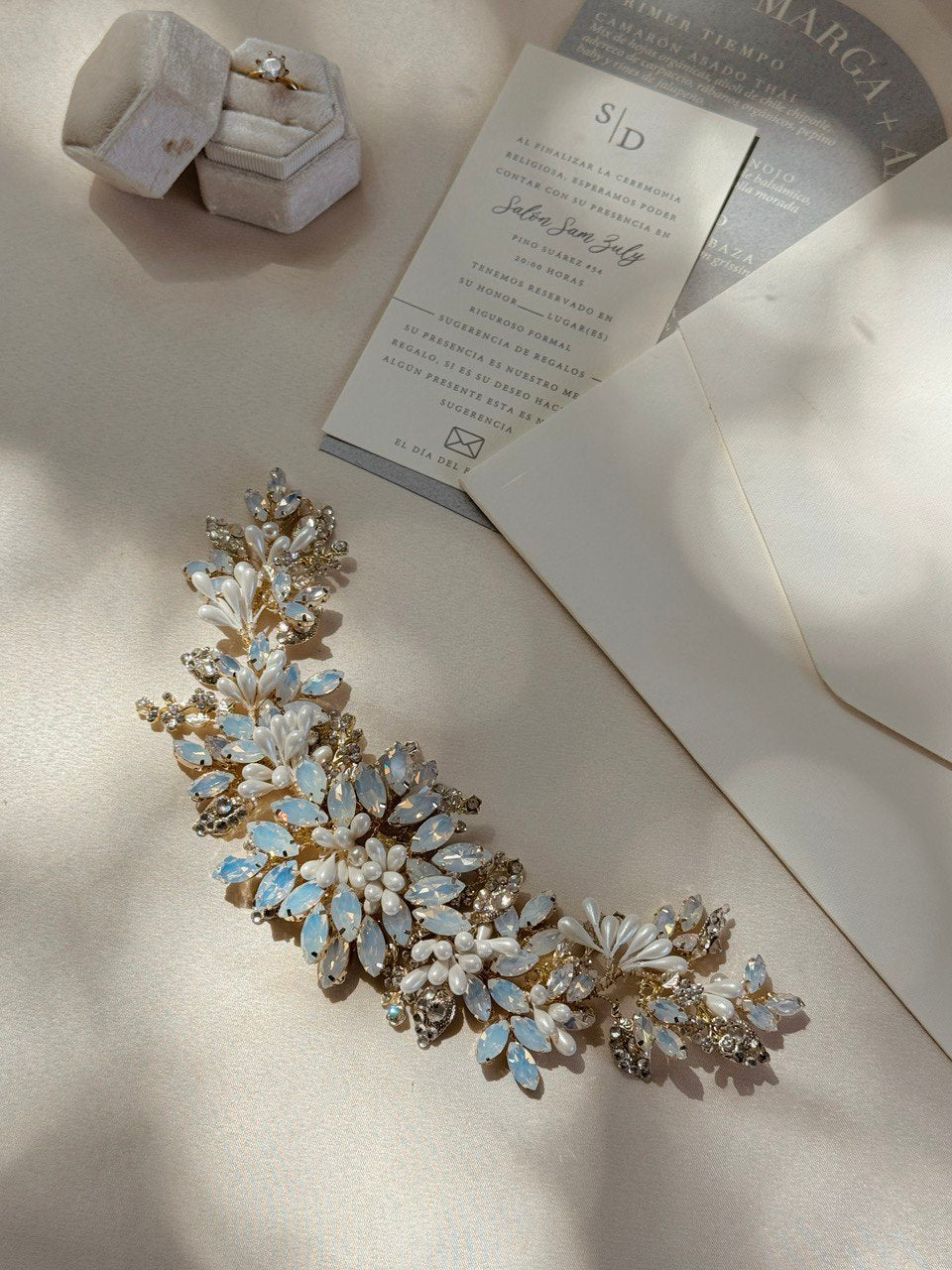 peineta ma10 elaborada con cristal ópalo y austriaco  con una conbinacion de azahares en un terminado aperlado bridal hairstyle bridal headband 