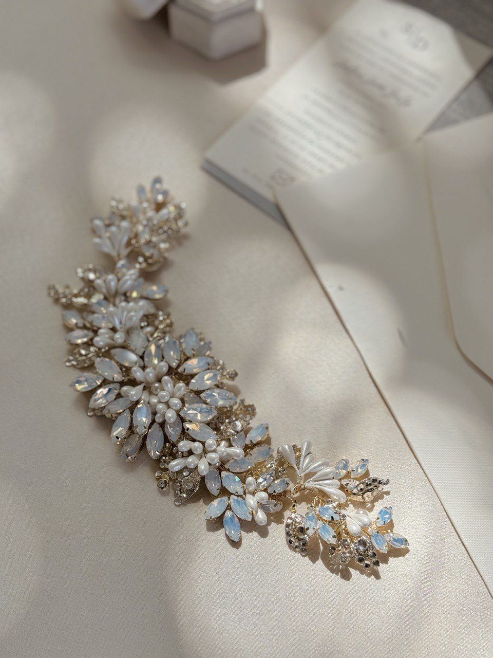 peineta ma10 elaborada con cristal ópalo y austriaco  con una conbinacion de azahares en un terminado aperlado bridal hairstyle bridal headband 