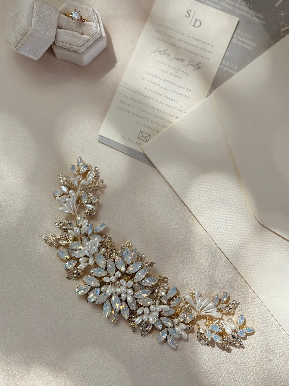 peineta ma10 elaborada con cristal ópalo y austriaco  con una conbinacion de azahares en un terminado aperlado bridal hairstyle bridal headband 