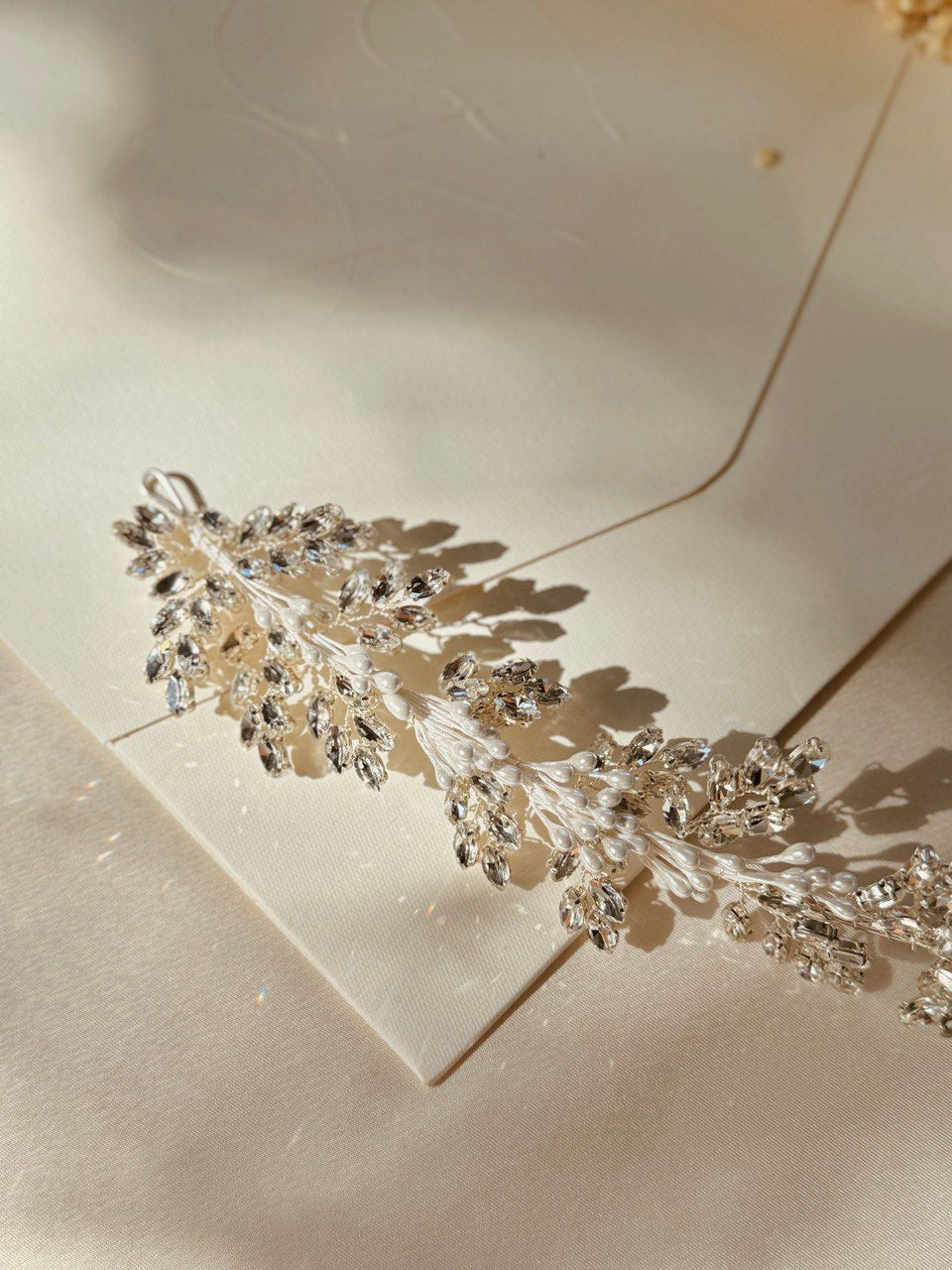 tocado de novia plata con azahares y cristal 