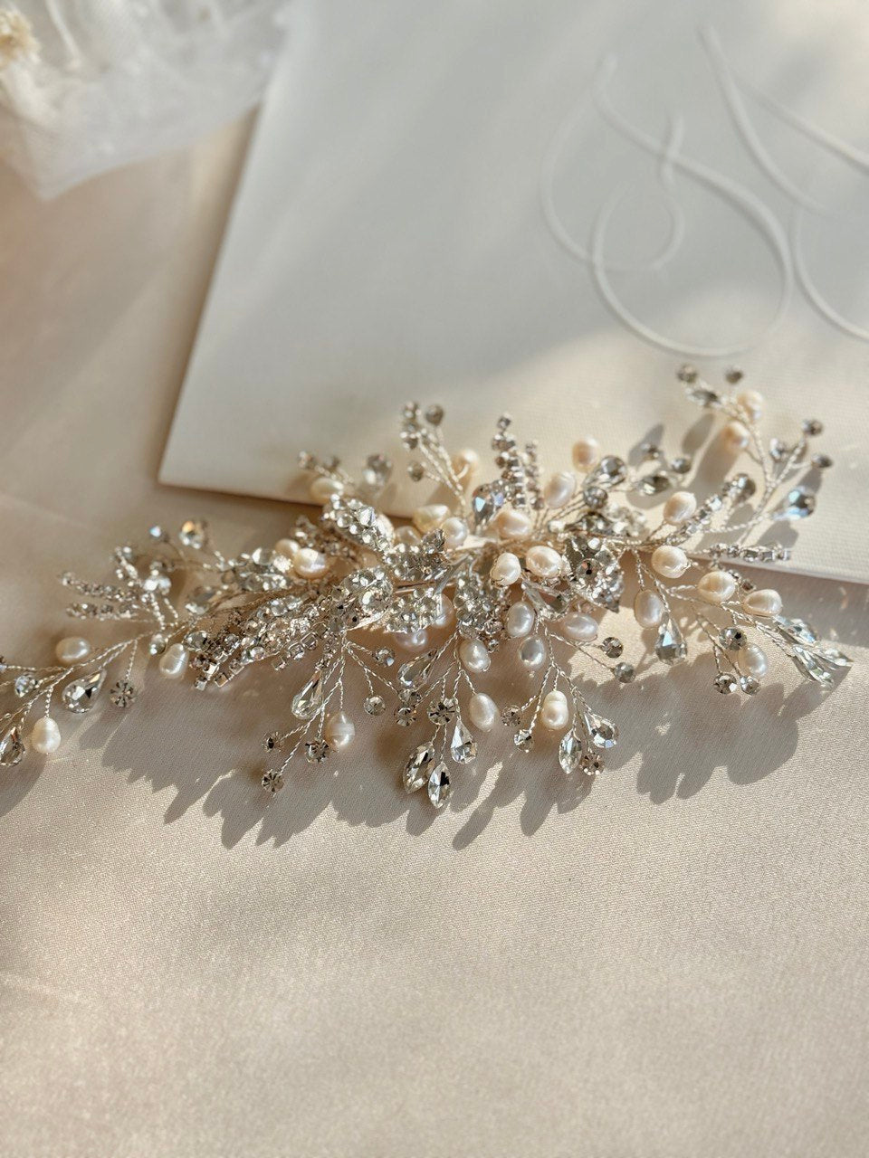 peineta ma70 tocado de novia  con cristales austriacos y perla de rio bridal hairstyle bridal headband 