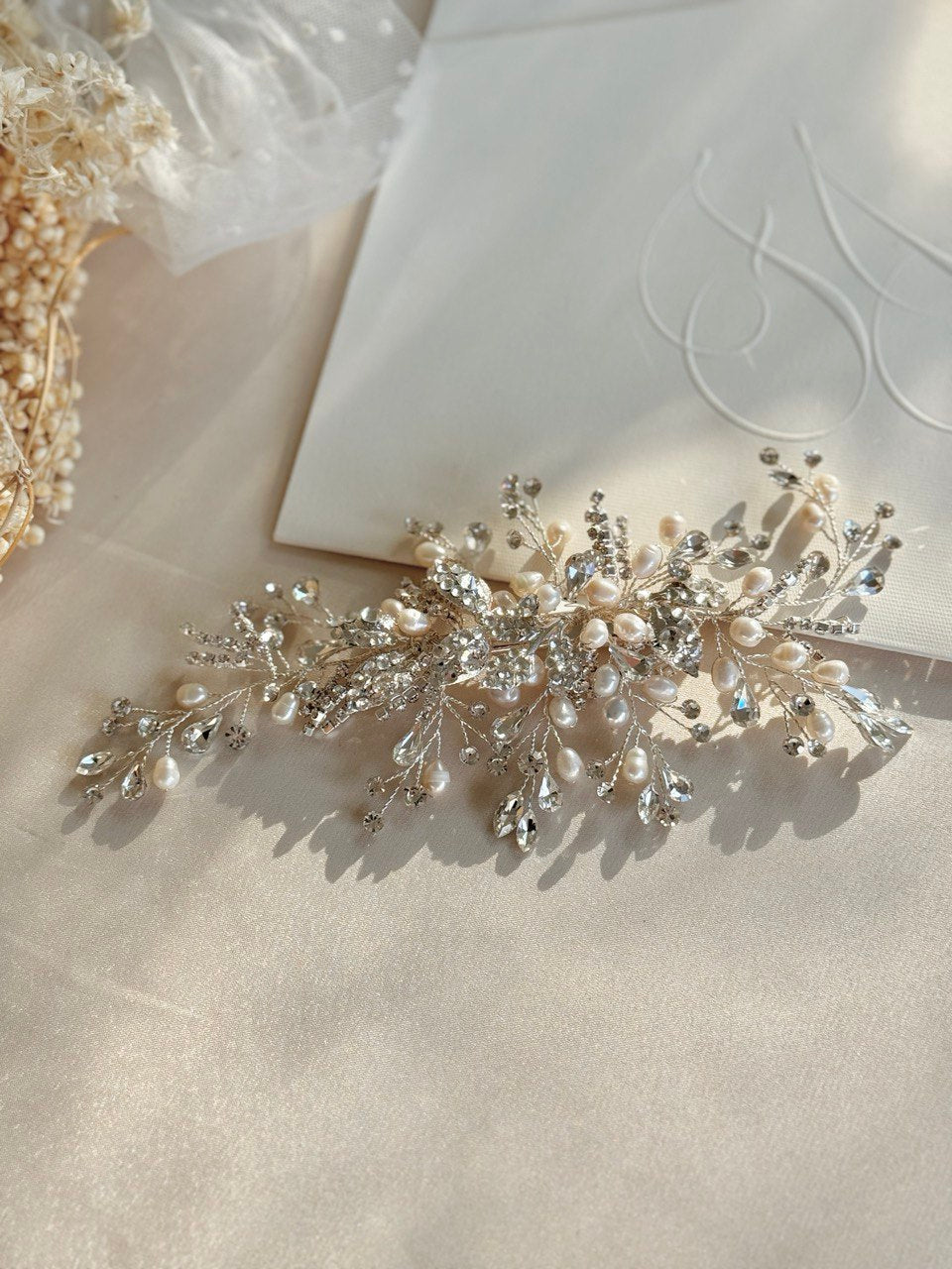 peineta ma70 tocado de novia  con cristales austriacos y perla de rio bridal hairstyle bridal headband 