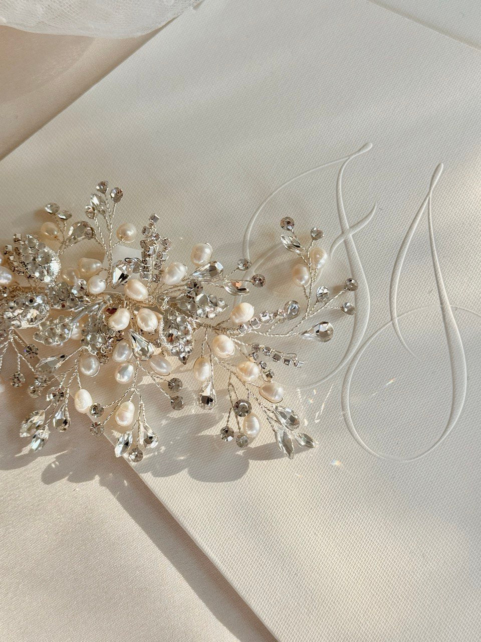 peineta ma70 tocado de novia  con cristales austriacos y perla de rio bridal hairstyle bridal headband 