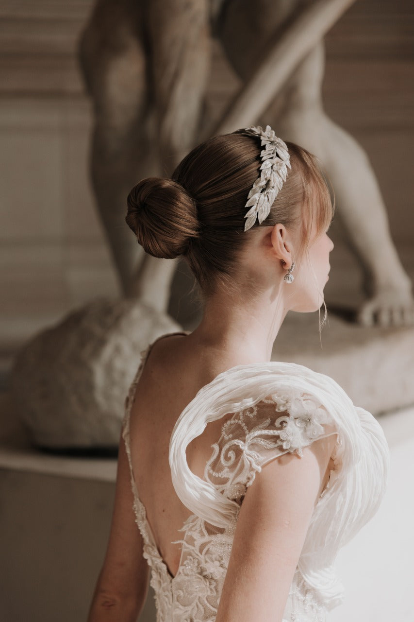 diadema armida ivoryelaborada con  pasta francesa e incrustación de cristal austriaco bridal hairstyle bridal headband 