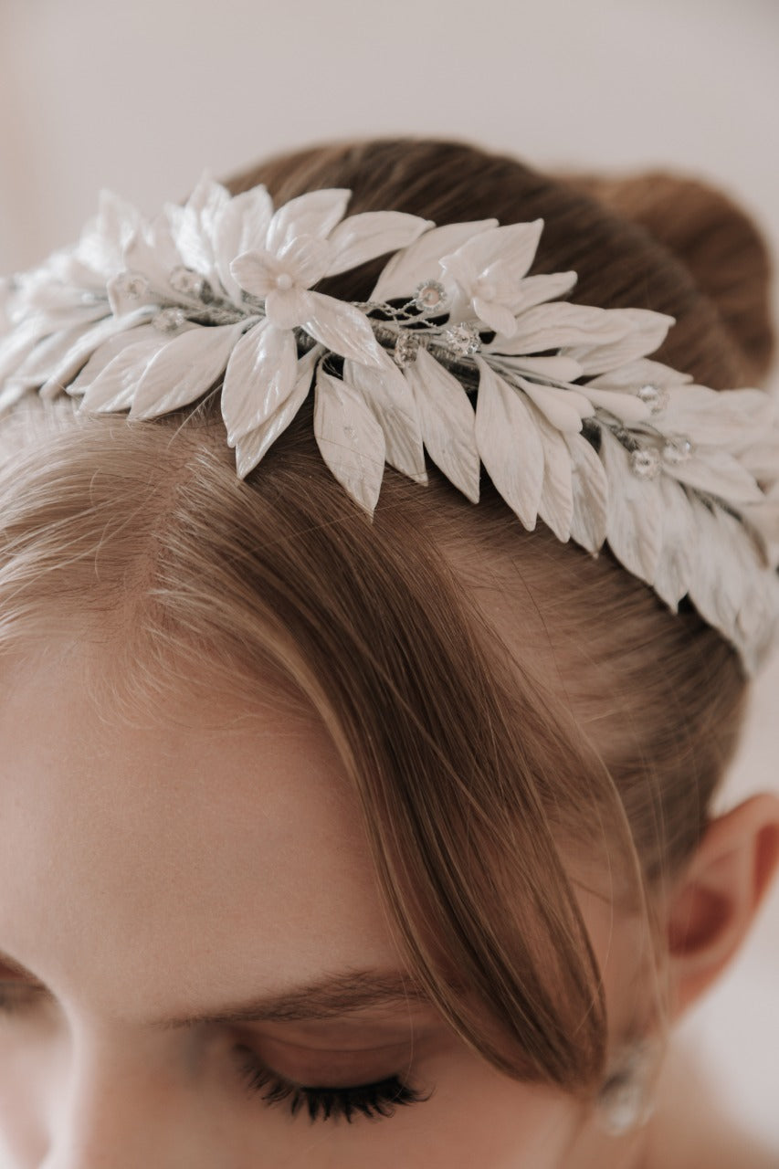 diadema armida ivoryelaborada con  pasta francesa e incrustación de cristal austriaco bridal hairstyle bridal headband 