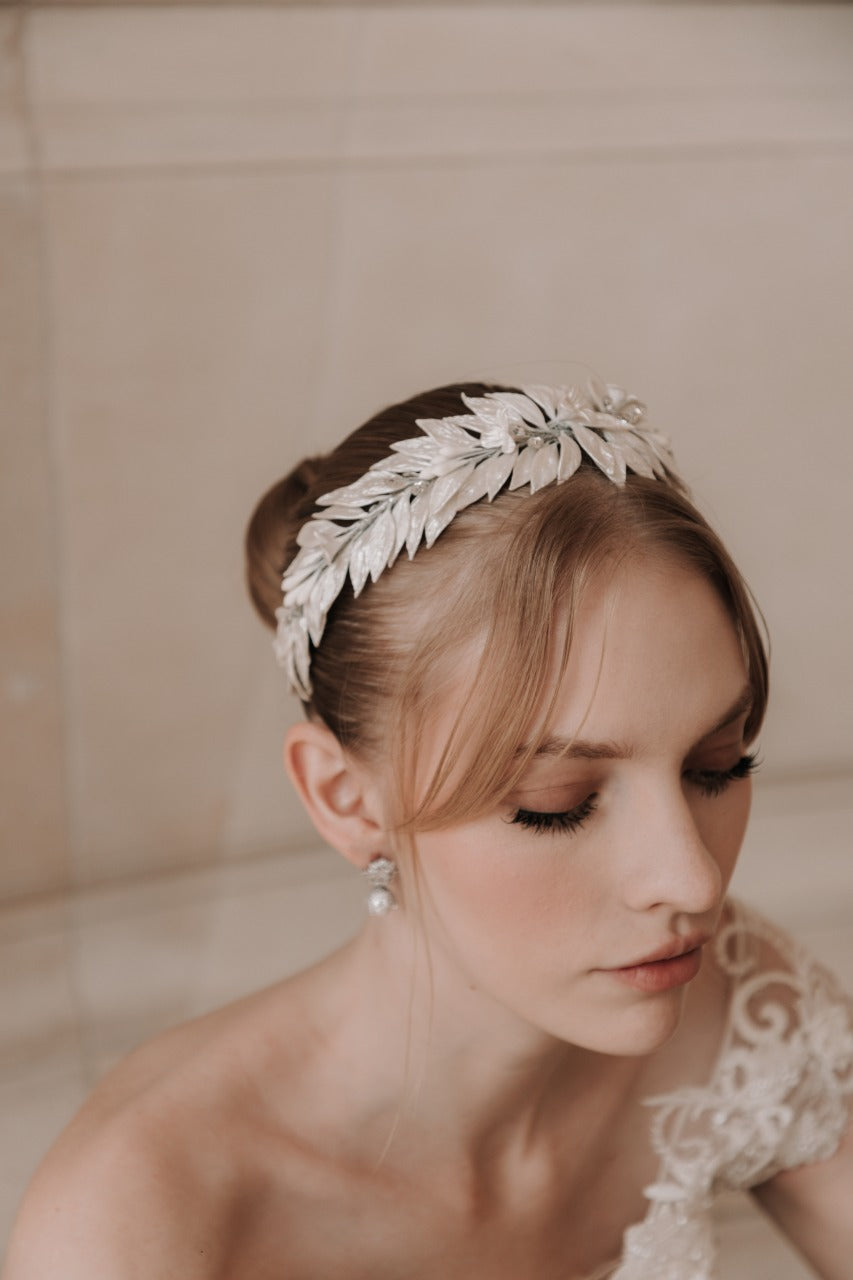 diadema armida ivoryelaborada con  pasta francesa e incrustación de cristal austriaco bridal hairstyle bridal headband 