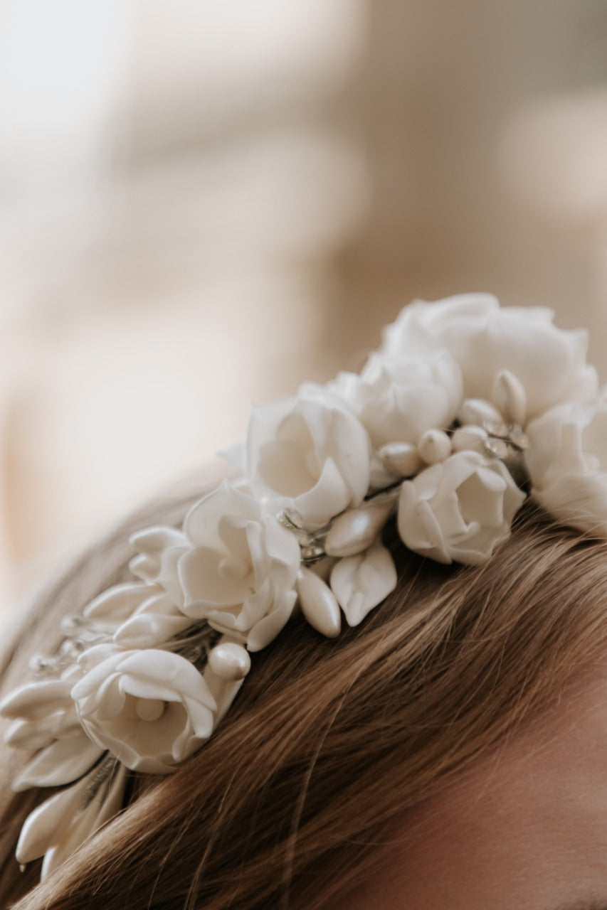 diadema mora ivory con flores de  pasta francesa y azahares 
bridal hairstyle headband 