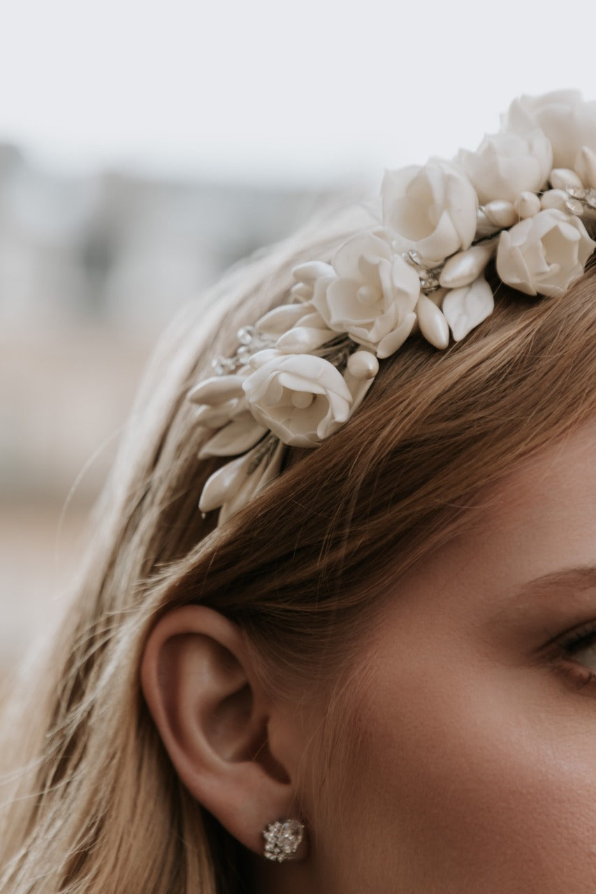 diadema mora ivory con flores de  pasta francesa y azahares 
bridal hairstyle headband 