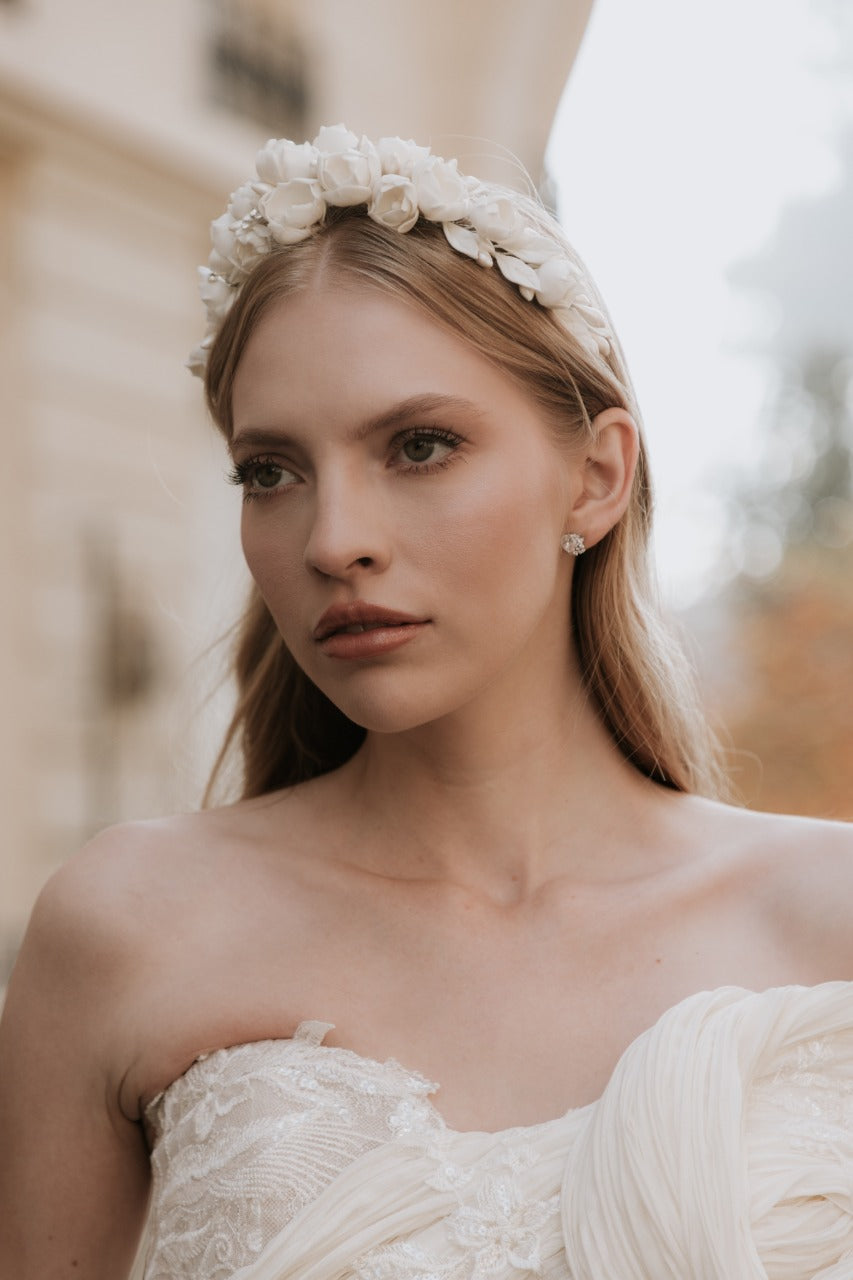diadema mora ivory con flores de  pasta francesa y azahares 
bridal hairstyle headband 