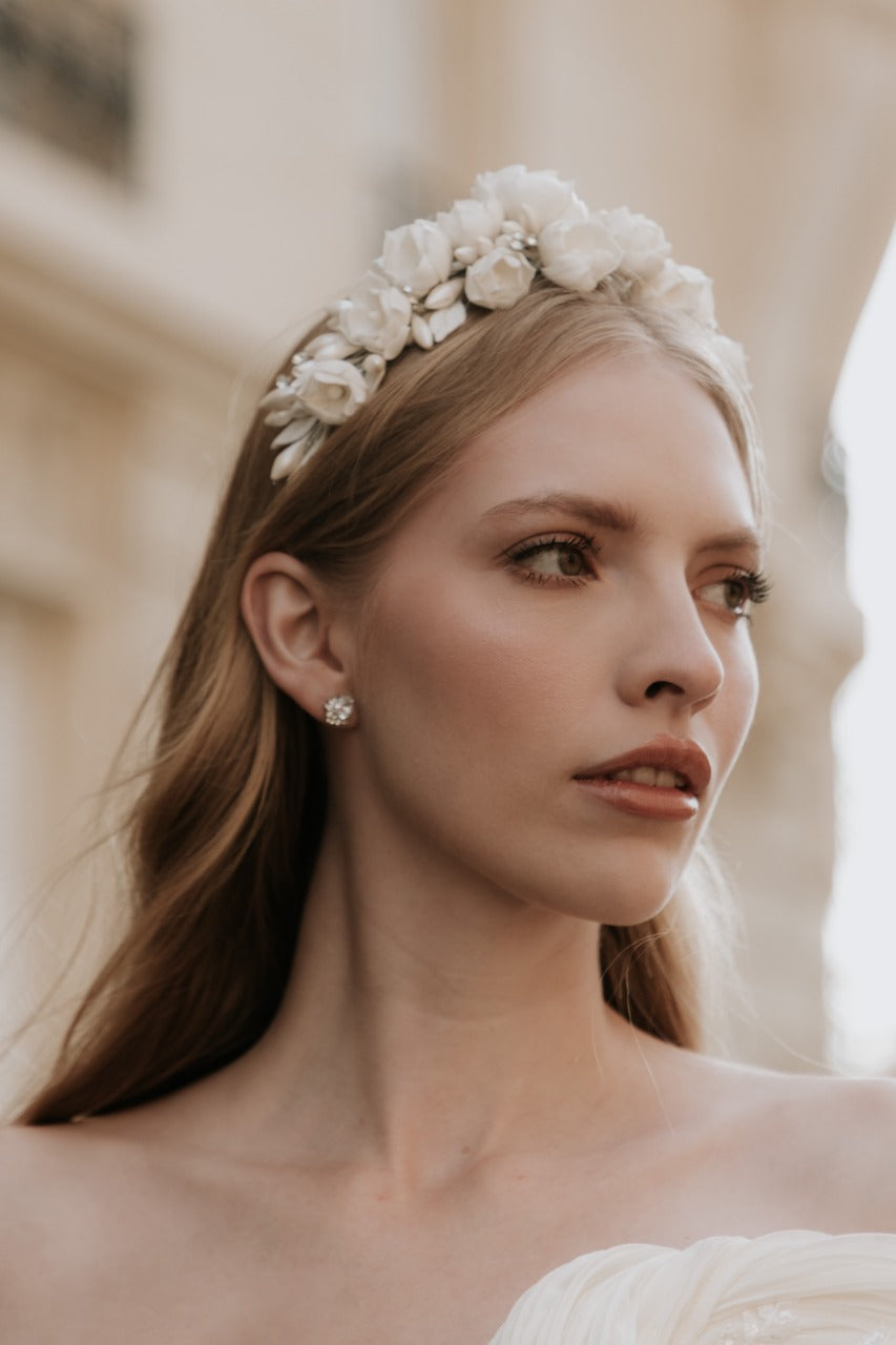  diadema mora ivory con flores de  pasta francesa y azahares 
bridal hairstyle headband 