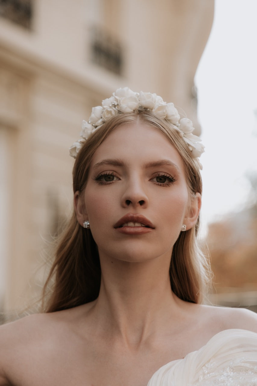 diadema mora ivory con flores de  pasta francesa y azahares 
bridal hairstyle headband 