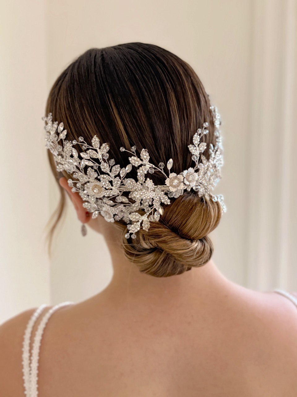 duo de peinetas j6457 plata  con cristal austriaco en diseño floral bridal hairstyle silver bridal headband