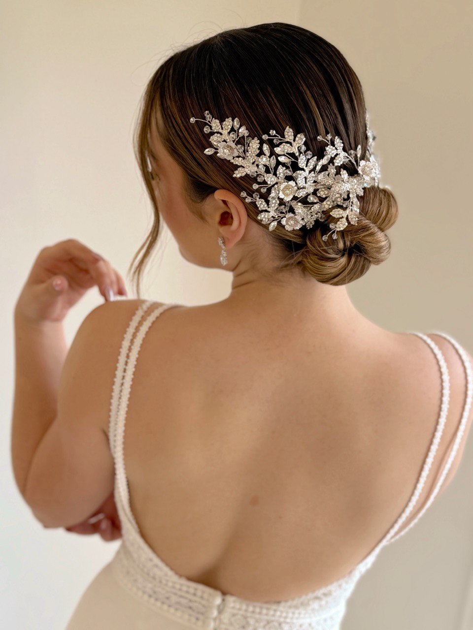 duo de peinetas j6457 plata  con cristal austriaco en diseño floral bridal hairstyle silver bridal headband