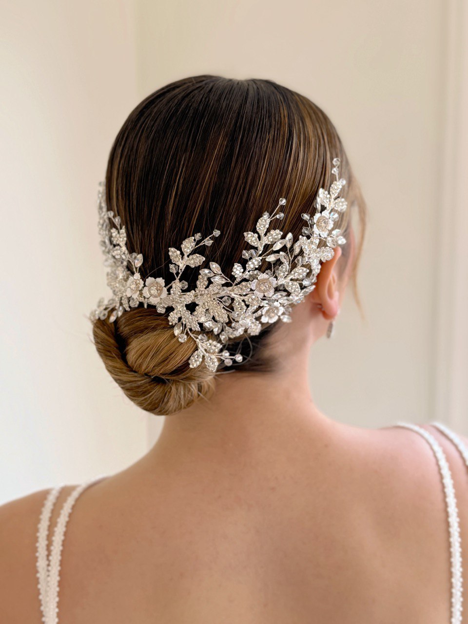 duo de peinetas j6457 plata  con cristal austriaco en diseño floral bridal hairstyle silver bridal headband 