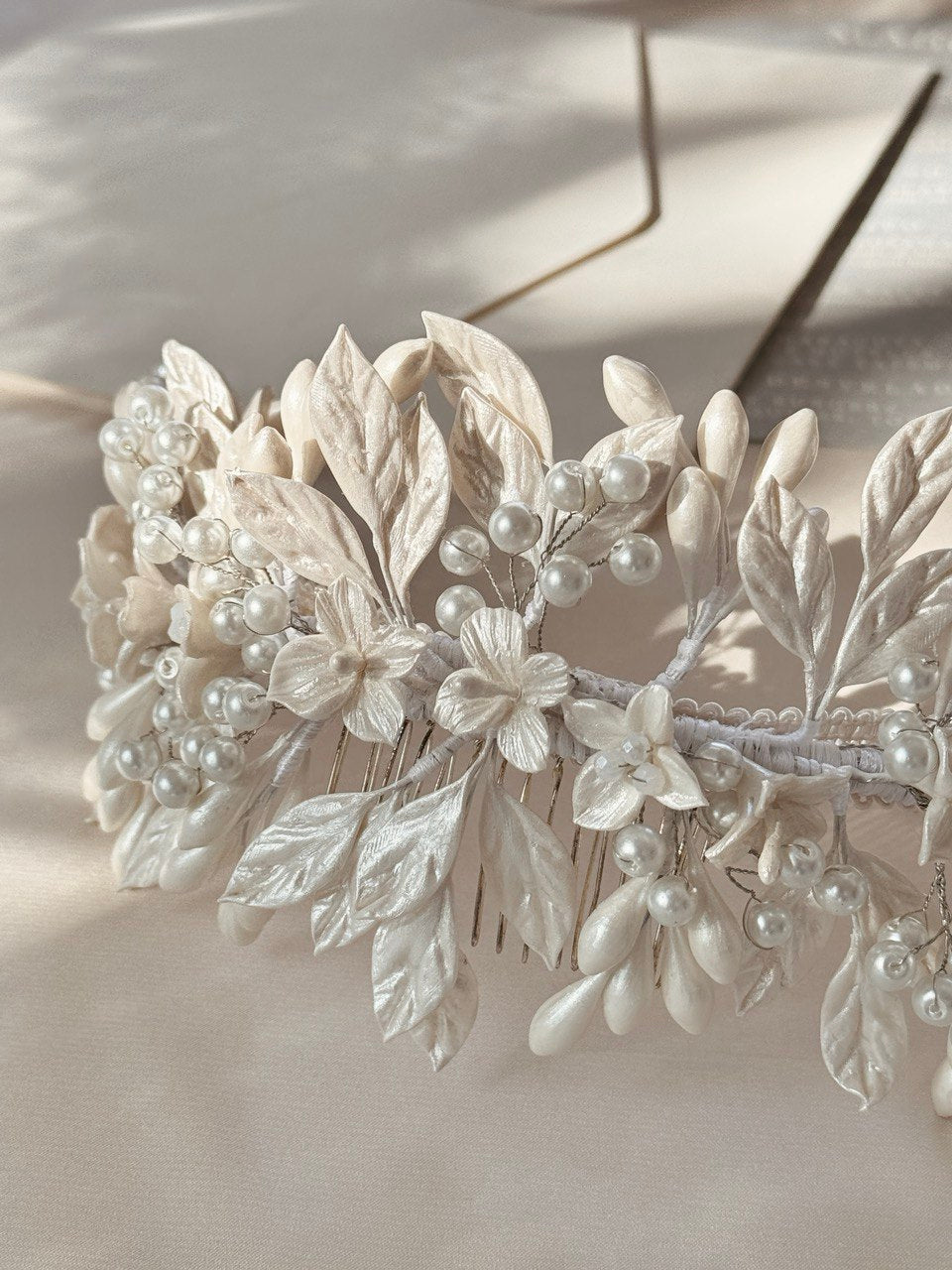 peineta cora hecha a mano con azahares, flores en porcelana y perla de río bridal hairstyle bridal headband