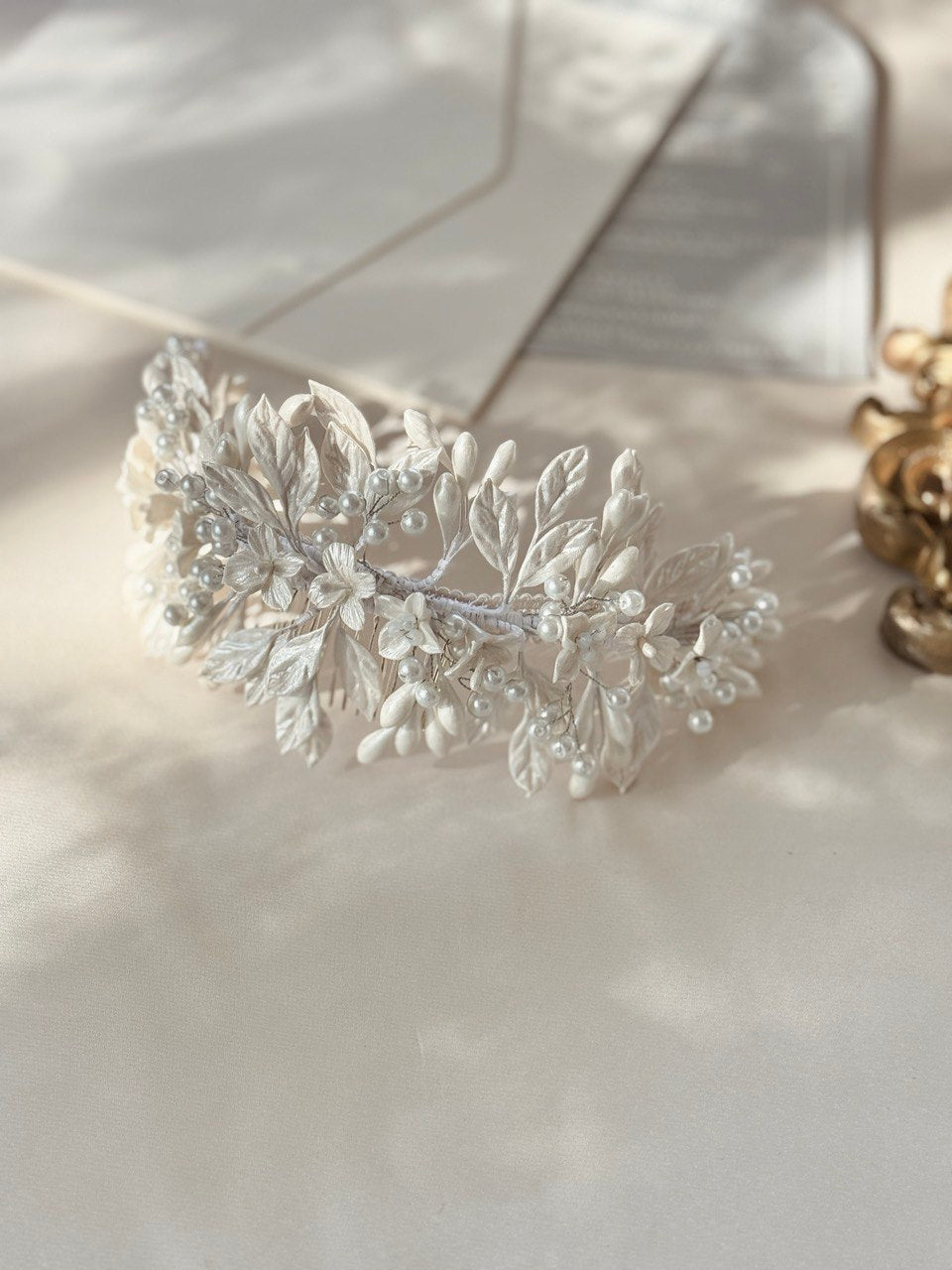 peineta cora hecha a mano con azahares, flores en porcelana y perla de río bridal hairstyle bridal headband