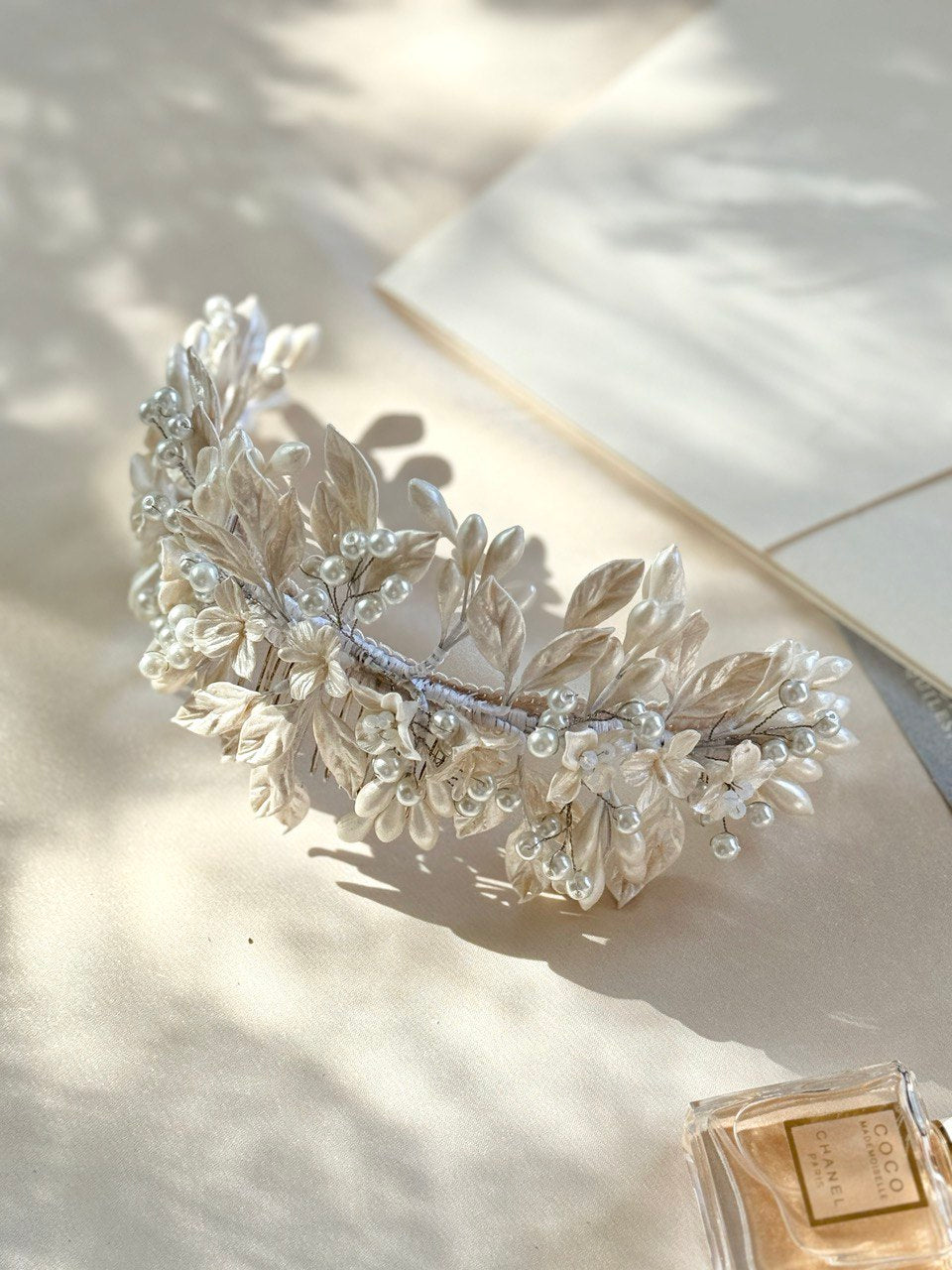 peineta cora hecha a mano con azahares, flores en porcelana y perla de río bridal hairstyle bridal headband