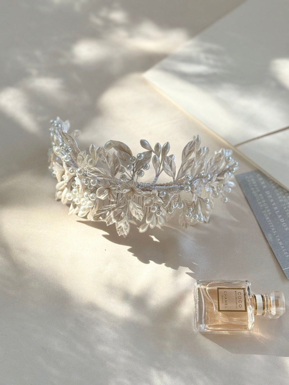 peineta cora hecha a mano con azahares, flores en porcelana y perla de río bridal hairstyle bridal headband