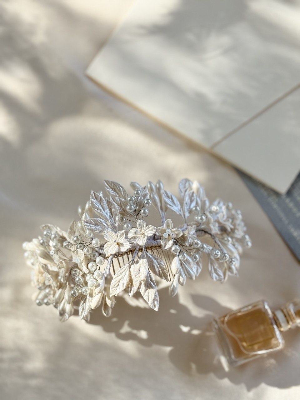 peineta cora hecha a mano con azahares, flores en porcelana y perla de río bridal hairstyle bridal headband